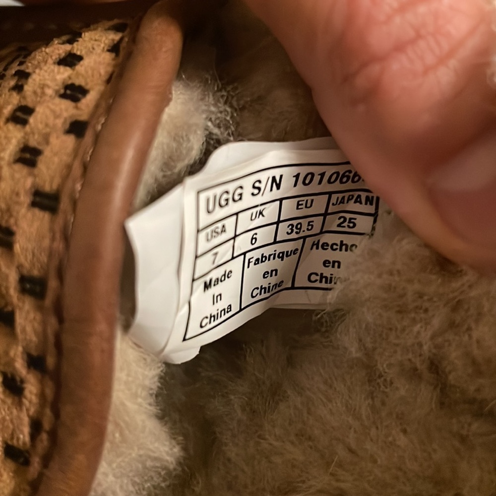 Uggs Slippers - Picture 4 of 4